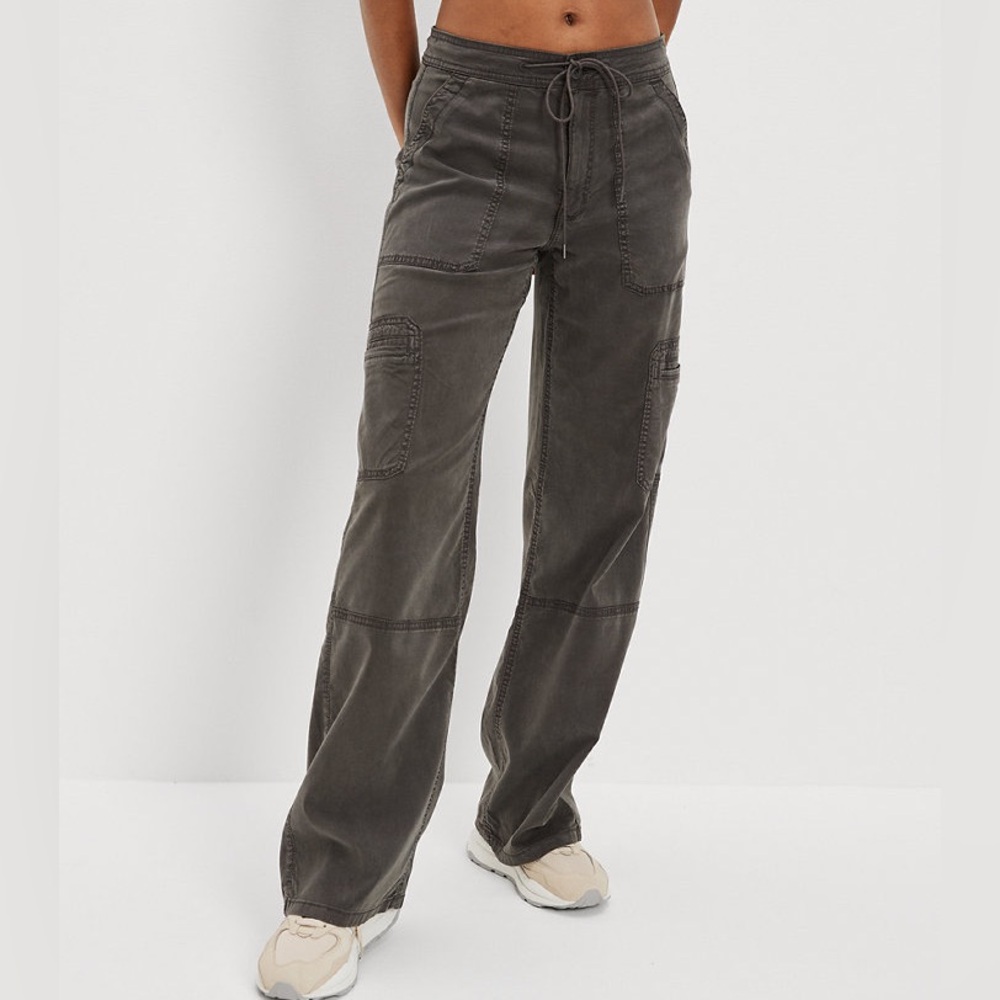 AE Baggy High-Waisted Cargo- Size 8 Long